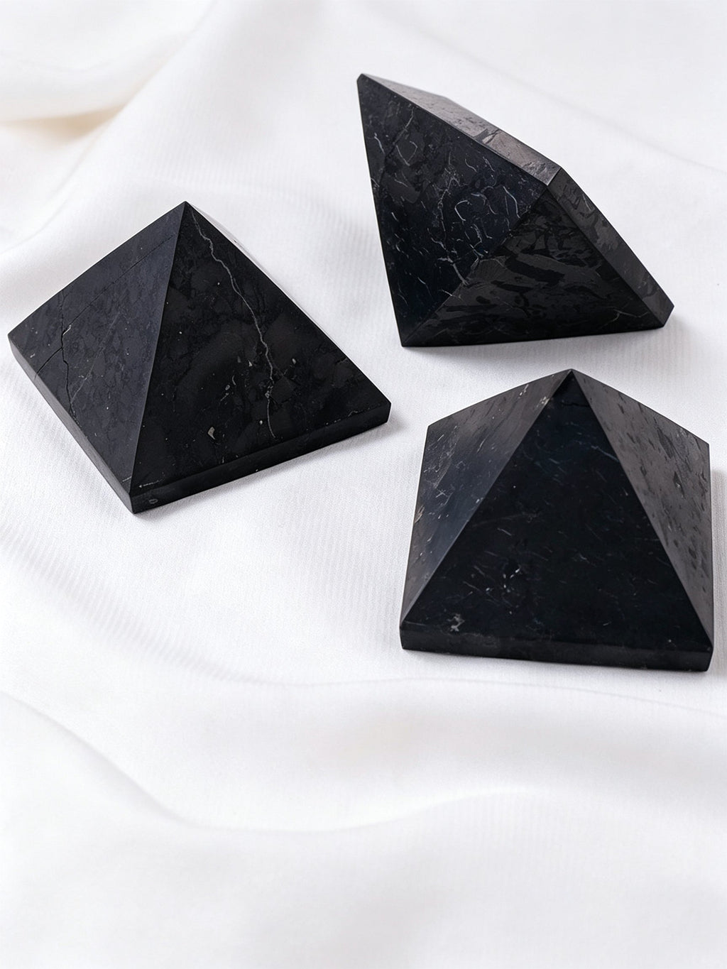 RYS Natürliche russische Schungit Pyramide Ornament | Polierter Rohstein Kristall Deko (3/4/5cm)