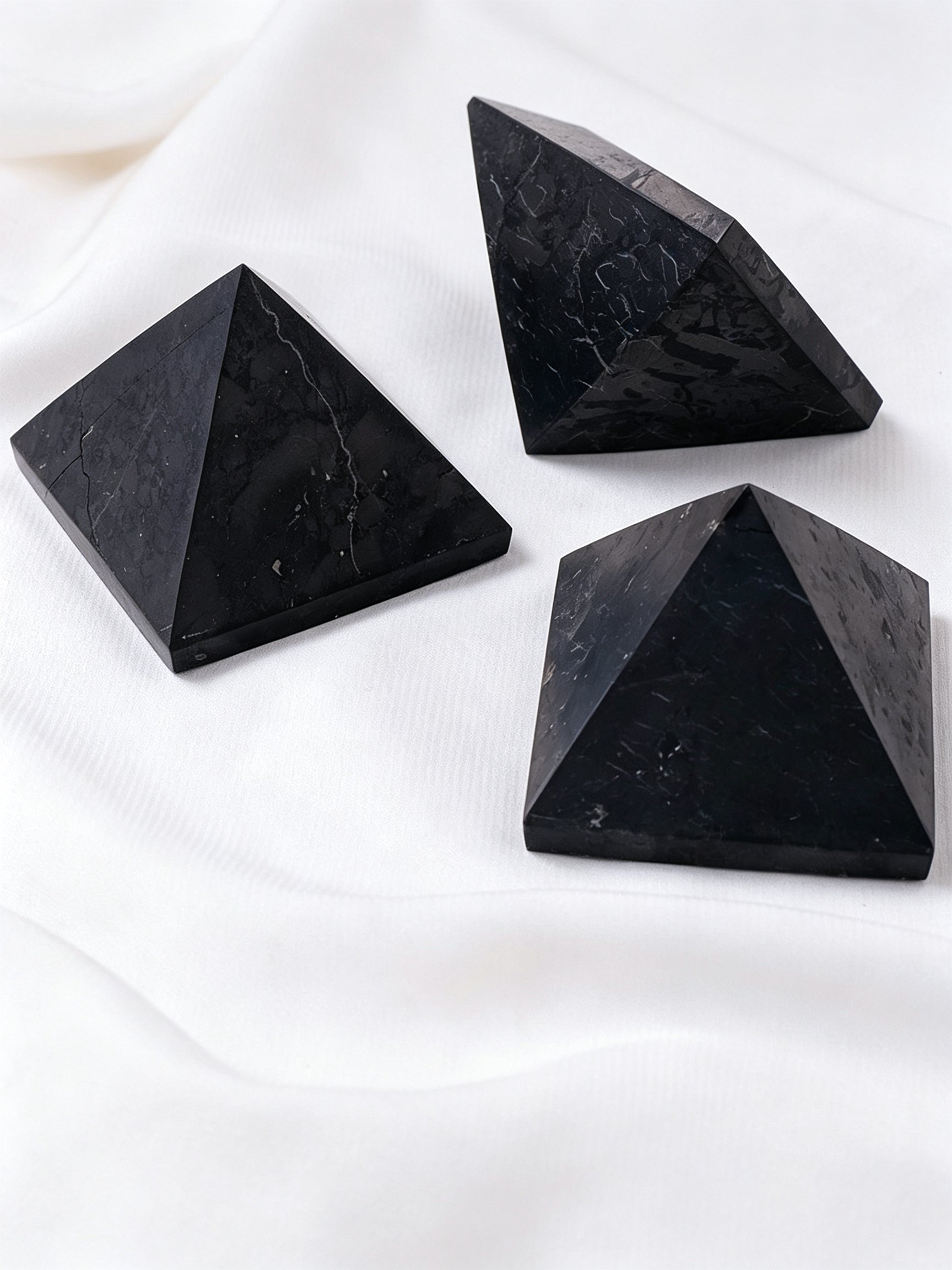 RYS Natürliche russische Schungit Pyramide Ornament | Polierter Rohstein Kristall Deko (3/4/5cm)