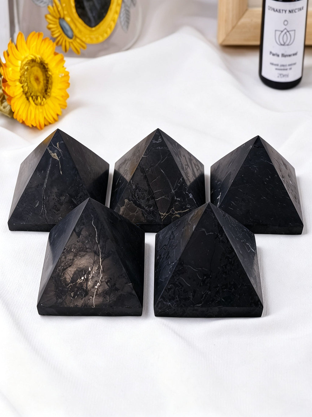 RYS Natürliche russische Schungit Pyramide Ornament | Polierter Rohstein Kristall Deko (3/4/5cm)